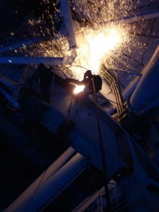 Praca na wysokości, cięcie komina stalowego.