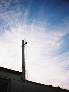 Praca na wysokości, demontaż komina.