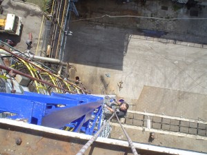 Praca na wysokości, malowanie konstrukcji.