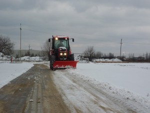 Prace komunalne Kraków - odśnieżanie ciągnikiem.