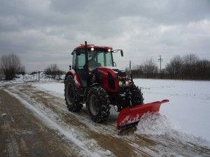 Prace komunalne Kraków - odśnieżanie ciągnikiem.