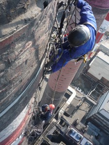 Praca na wysokości, remont komina.