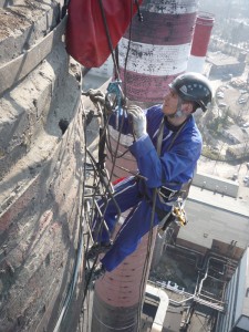 Praca na wysokości, remont komina.