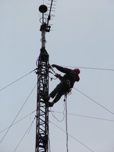 Praca na wysokości, remont masztu.