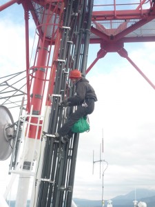 Praca na wysokości, remont masztu.