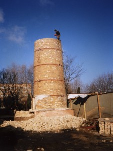 Praca na wysokości, wyburzanie komina ceglanego.