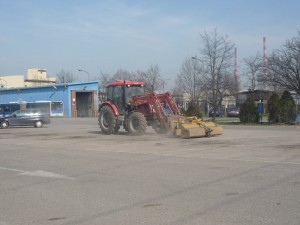 Prace komunalne Kraków - zamiatanie ciągnikiem.