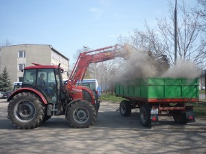 Prace komunalne Kraków - zamiatanie ciągnikiem.